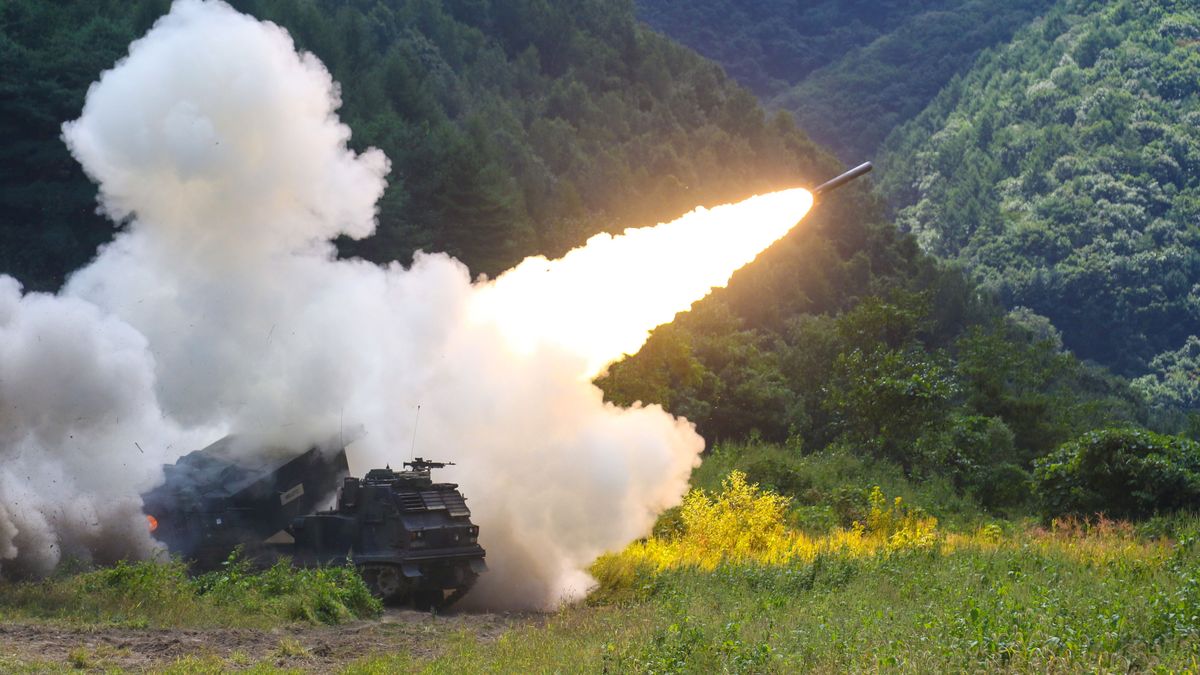 Wyrzutnia M270 MLRS podczas prowadzenia ognia