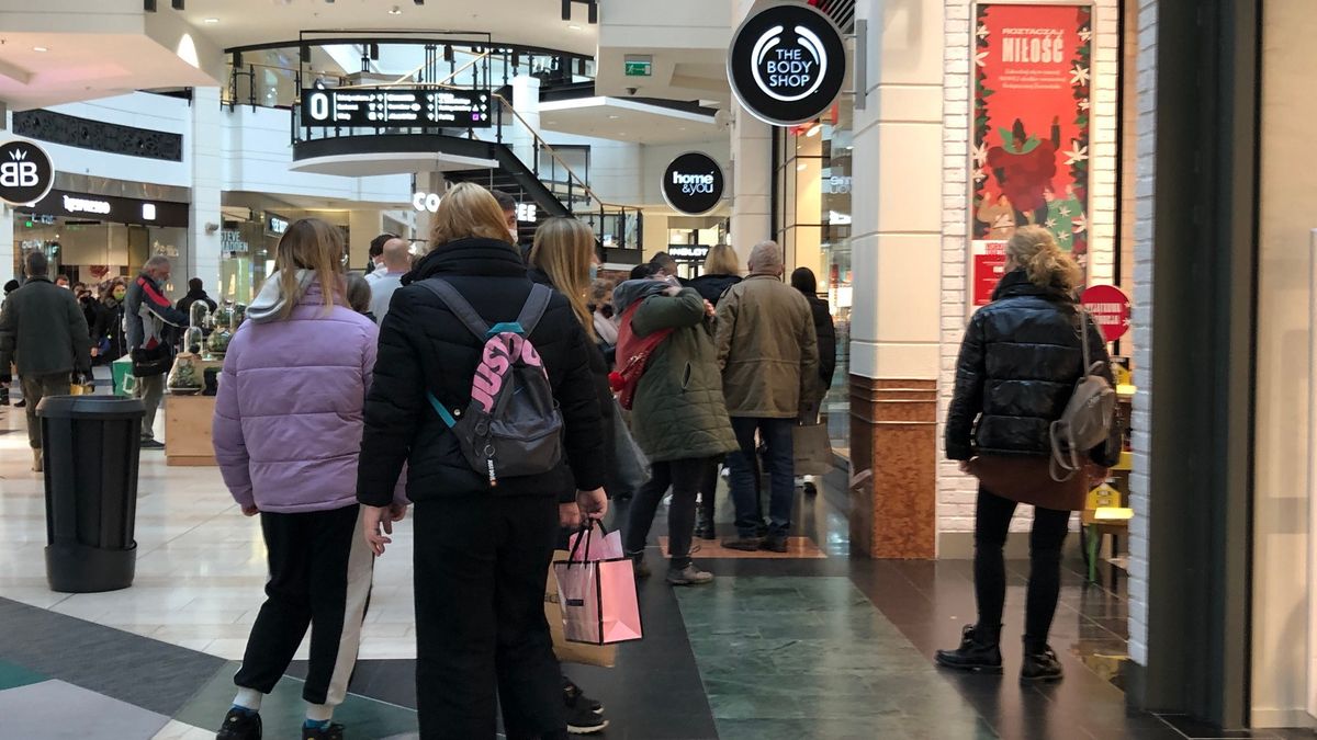 Tłumy w warszawskiej Arkadii po trzytygodniowym zamknięciu sklepów galeriach