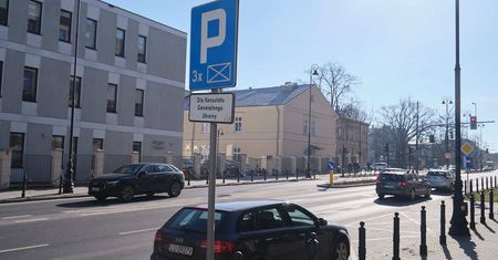Placówki konsularnej nie ma już w tym miejscu od stycznia. Oznakowanie wprowadza w błąd kierowców