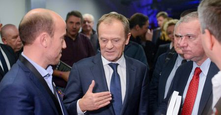 Tusk i Budka przed telewizorem. "Jesteśmy jedną drużyną"