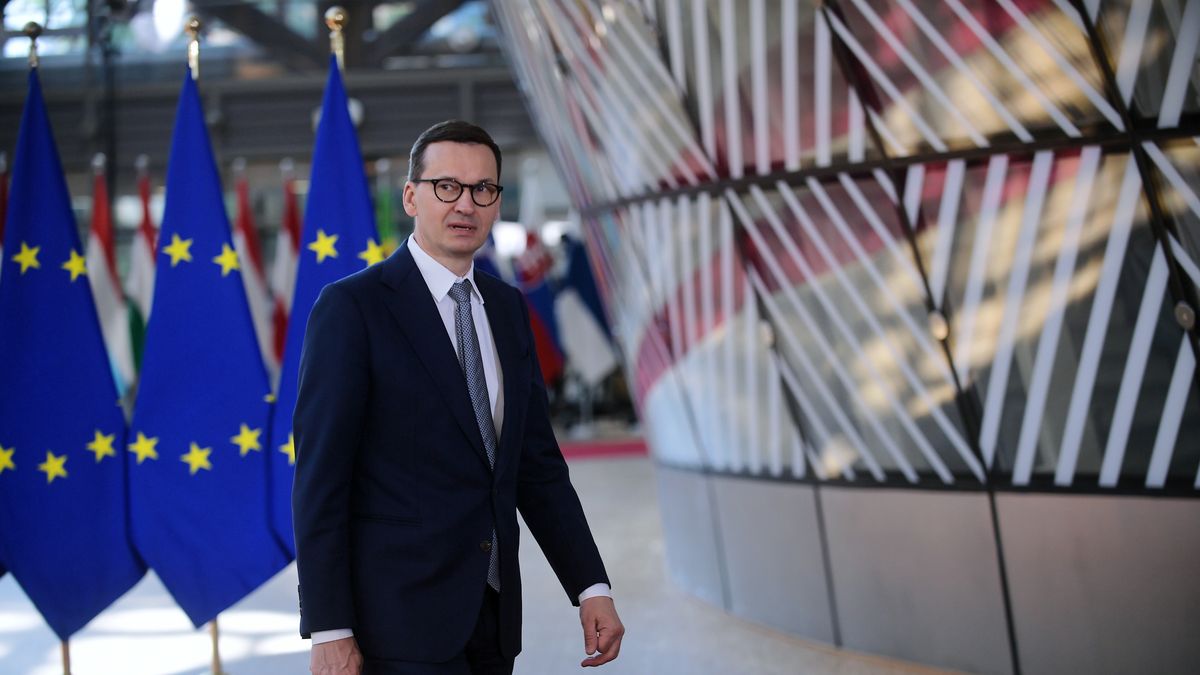 Bruksela, Belgia, 31.05.2022. Premier Mateusz Morawiecki w budynku �Europa� w Brukseli, 31 bm. Premier Morawiecki bierze udział w posiedzeniu Rady Europejskiej. Tematami szczytu są m.in. rosyjska agresja na Ukrainę, obronność, energetyka oraz bezpieczeństwo żywnościowe. (sko) PAP/Marcin Obara