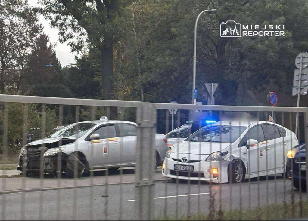 Warszawa: Zderzenie dwóch aut przewozu osób w dzielnicy Włochy