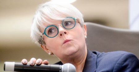 Karolina Korwin Piotrowska śmieje się z paniki wywołanej koronawirusem i higieny Polaków. Internauta atakuje: "JAK SIĘ NIE PODOBA, TO WON DO IZRAELA!"