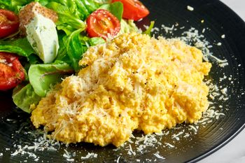 Jajecznicę robię po włosku i wychodzi kremowa. Trzymam się proporcji - jedna łyżka na jedno jajko