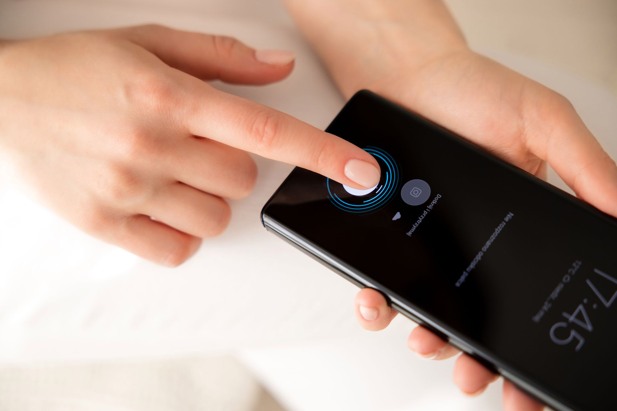 Obłędnie zakrzywiony ekran motoroli edge to dużo więcej niż gadżet. To mnóstwo przydatnych funkcji 6