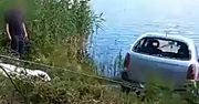 Pijany kierowca Citroena wjechał do wody. Policja udostępniła nagranie