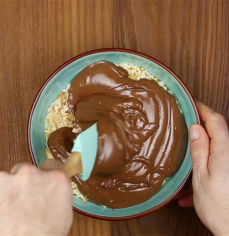 Sucharki możesz rozdrobnić w blenderze lub włóż je do torebki i rozwałkuj. Z powstałej mieszanki powstanie masa na spód ciasta.