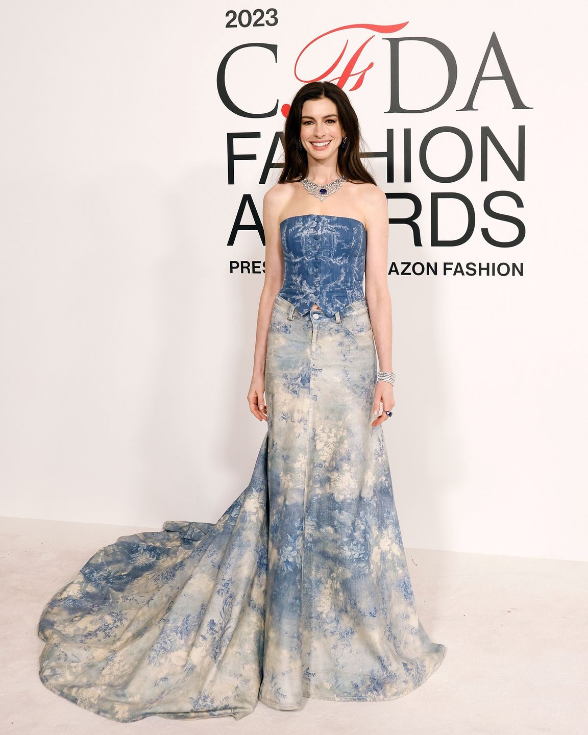 Anne Hathaway na gali CFDA 2023 w jeansowym total looku