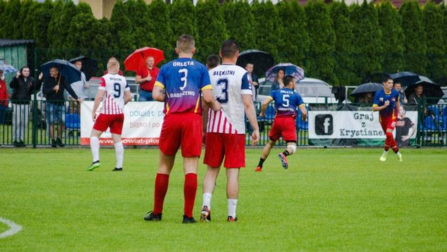 Orlęta pokonały Błękitnych Raciąż 1:0 po golu z rzutu wolnego. Gdy deszcz ustał, niektórzy kibice wyszli z samochodów. (fot. Martyna Rucka)