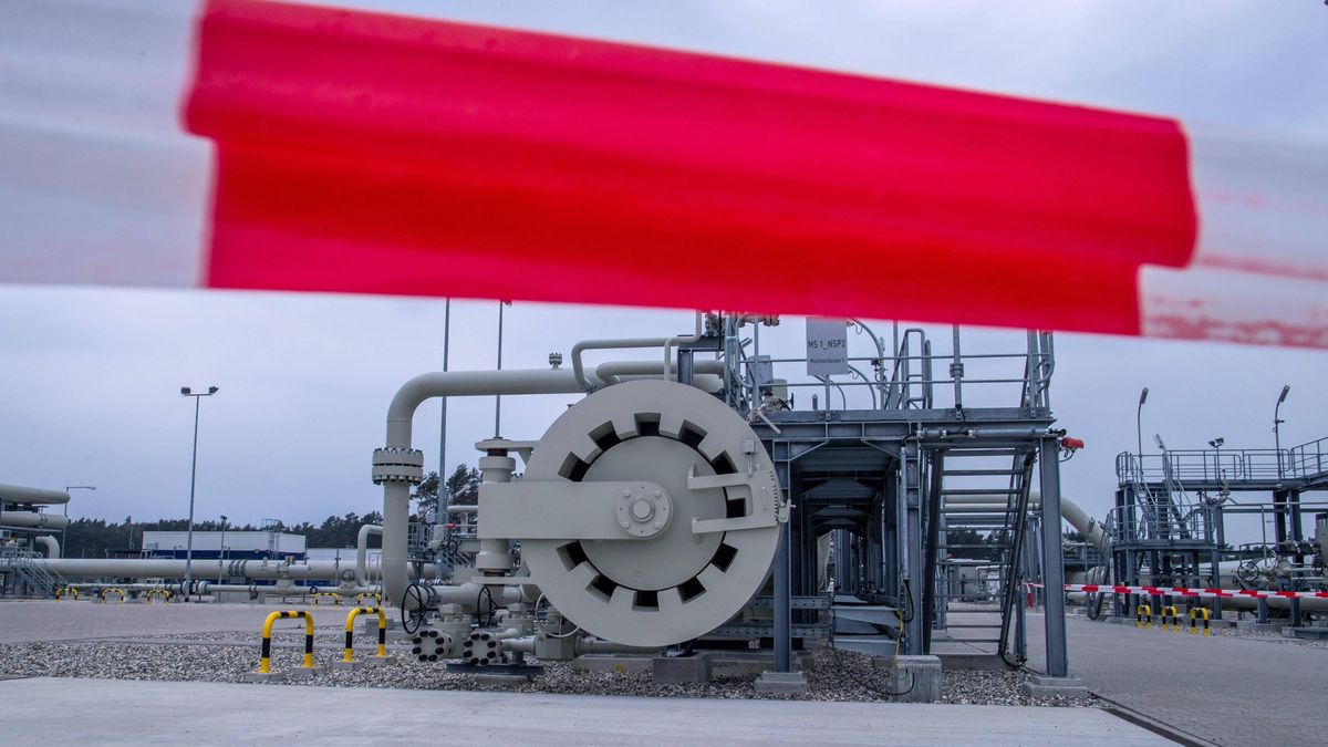 Schwesig and the Russian ambassador at Nord Stream 229 April 2021, Mecklenburg-Western Pomerania, Lubmin: A red and white barrier tape hangs in front of the pigging station at the Nord Stream 2 gas landing facility, marking the spot for media representatives during the visit of the Minister President of Mecklenburg-Western Pomerania and the Russian ambassador in Berlin. The gas pipeline, which is almost completed, is expected to once transport 55 billion cubic meters of natural gas per year from Russia to Germany. The USA wants to stop it with sanctions. Photo: Jens B�ttner/dpa-Zentralbild/ZB Dostawca: PAP/DPA.Jens B�ttnerShipping, Geography, Communities, Nord Stream, Baltic Sea, Industrial port, Gas line, Russia, NordStream, Pipeline, North Stream2, Gas landing station, Terrain, Site, Detail, Barrier tape, Exterior shot, Feature, Overview