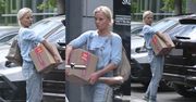 Naturalna Małgorzata Foremniak taszczy karton do swojej fury, którą TYM RAZEM zaparkowała zgodnie z przepisami. Sukces? (ZDJĘCIA)