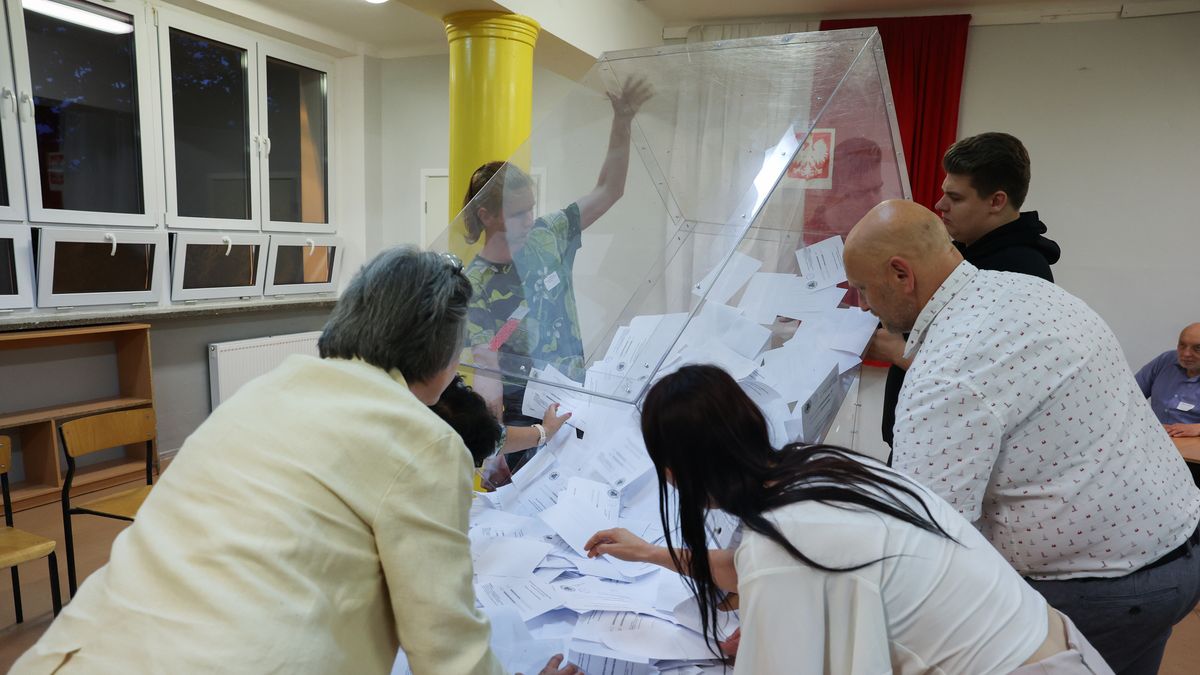 liczenie g�os�w
Marian Zubrzycki
g�os, g�osowanie, II tura, liczenie, liczenie g�os�w, lokal wyborczy, prezydenckie, prezydenta rp, urna, wybory