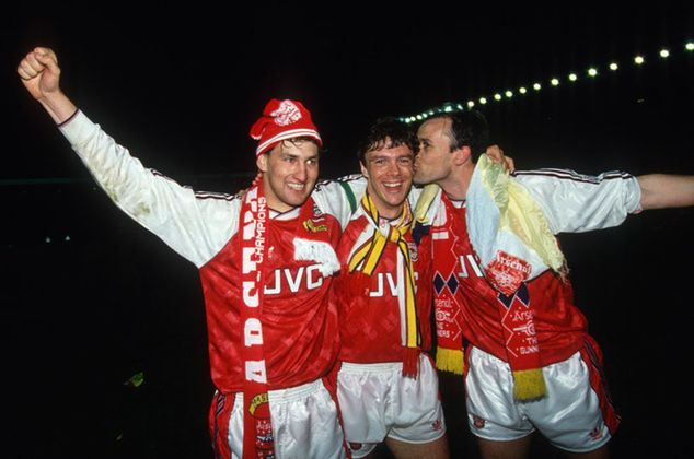 Tony Adams z kolegami świętuje zdobycie mistrzostwa Anglii w 1991 roku / fot. Mark Leech/Offside/GettyImages