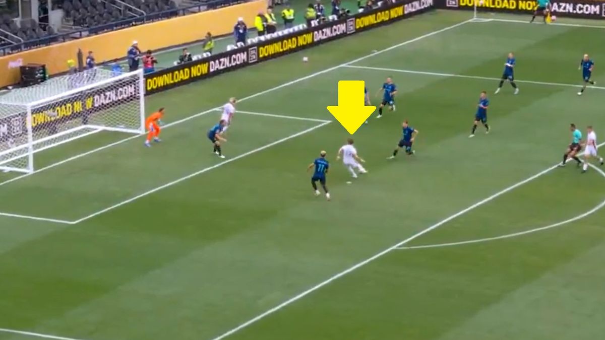 Twitter / DAZNFootball / Na zdjęciu: gol Watanabe