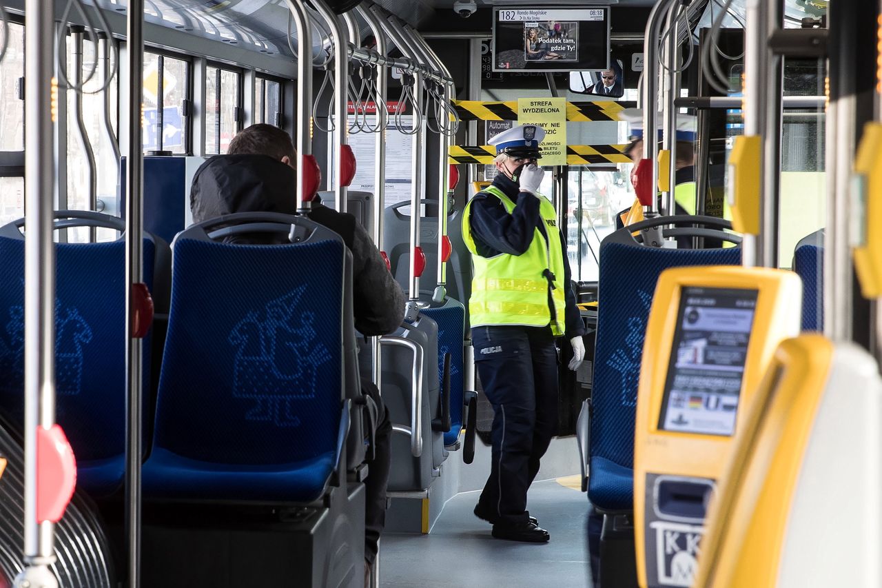 Koronawirus w Polsce. Sanepid w Krakowie szuka pasażerów dwóch autobusów