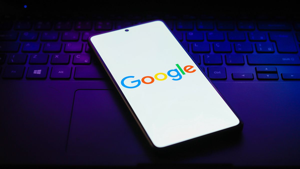 PARAGUAY - 2024/07/16: In this photo illustration, the Google logo is displayed on a smartphone screen. (Photo Illustration by Jaque Silva/SOPA Images/LightRocket via Getty Images)