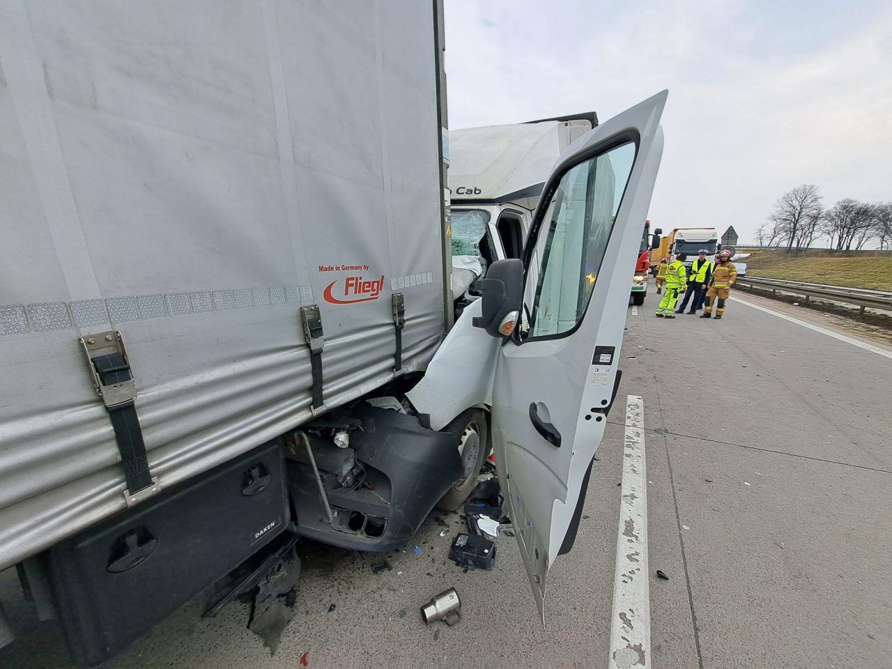 Auto dostawcze wbiło się w ciężarówkę. Strażak po służbie ruszył z pomocą poszkodowanemu