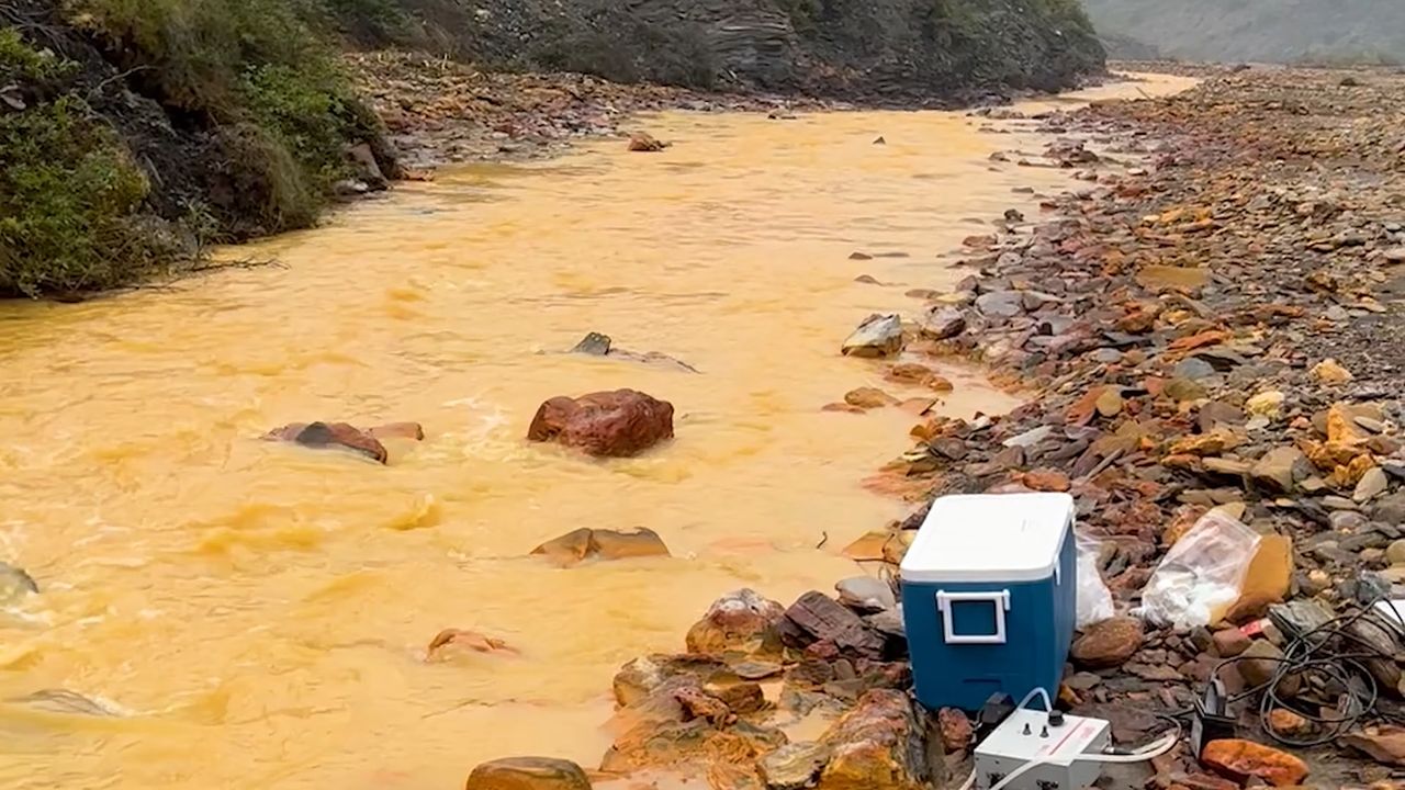Naukowcy przebadali zmieniające kolor rzeki na Alasce