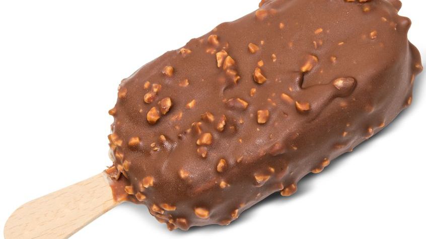Lodowy baton/lody na patyku w chrupiącej posypce