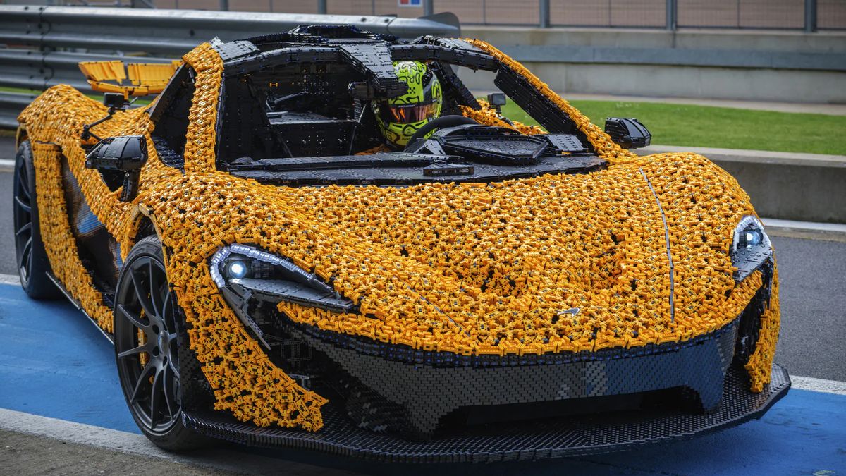 Materiały prasowe / LEGO  / Na zdjęciu: Lando Norris w McLarenie z klocków Lego