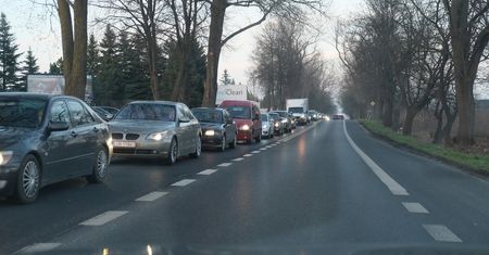 Kilkukilometrowe korki na Janowskiej, Wojciechowskiej i Nałęczowskiej. Wielu kierowców spóźni się do pracy