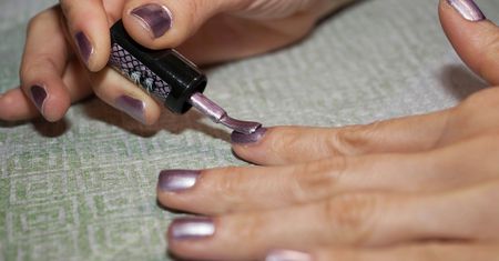 Paznokcie jak z salonu. Patent na efekt "wow" w domowym zaciszu
