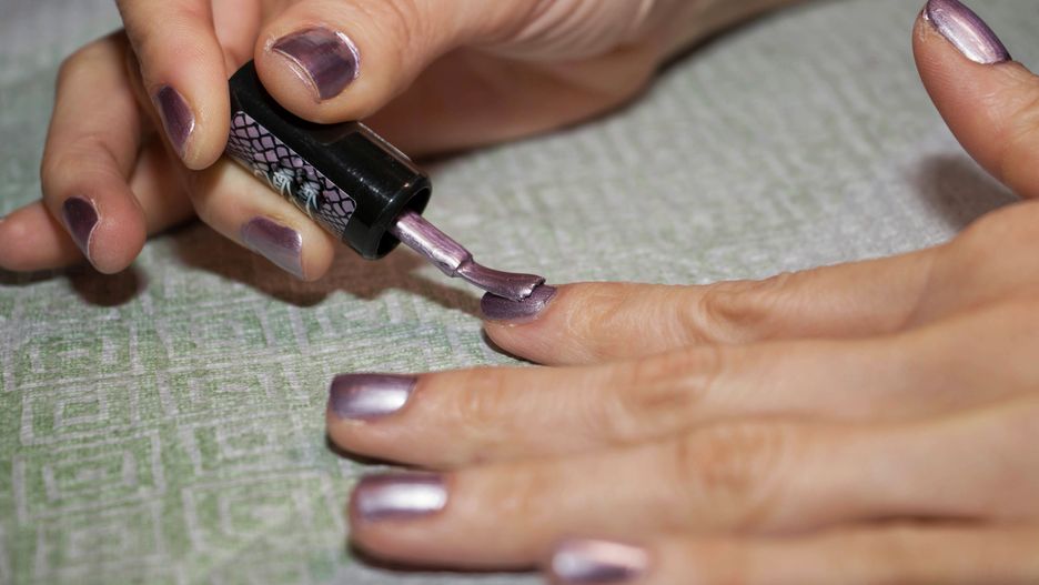 Jak wykonać perfekcyjny manicure w domu? 