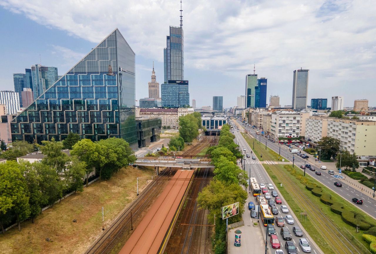 Mają sposób na dogęszczenie centrów miast. Zarobi na tym PKP