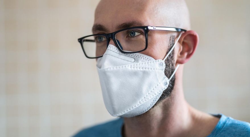 Z związku z pandemią studenci muszą zgolić brody
