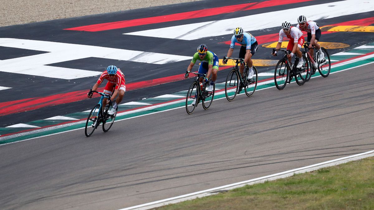 Getty Images / Bas Czerwinski / Na zdjęciu: Michał Kwiatkowski (w biało-czerwonym stroju)