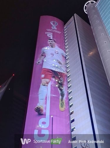 Gigantyczny Lewandowski pojawił się w centrum Doha