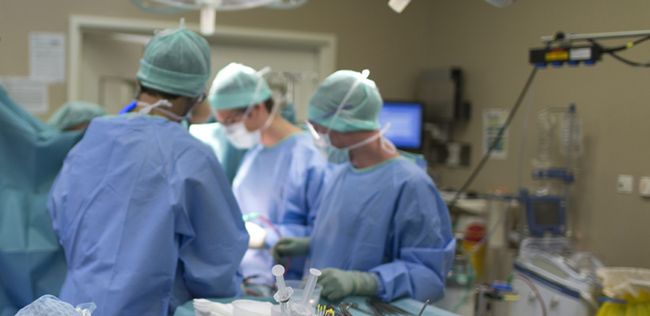 Przemęczeni lekarze operują pacjentów