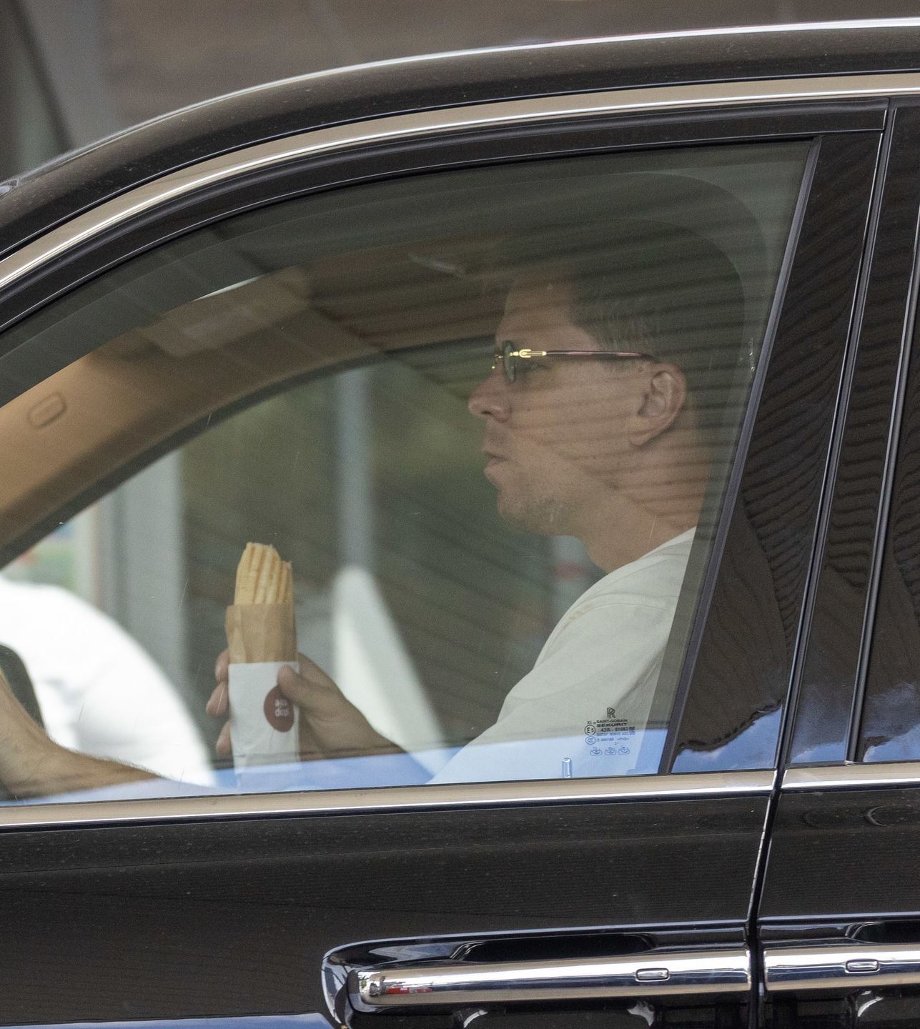 Wojciech Szczęsny tankuje na stacji benzynowej