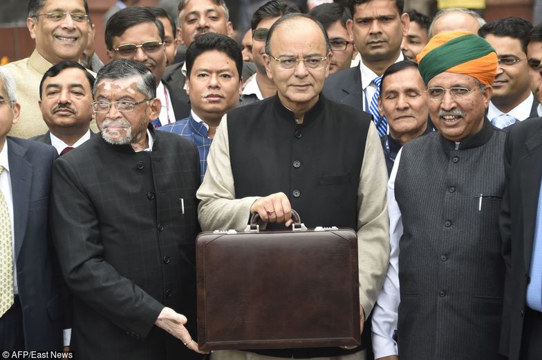 Arun Jaitley ze współpracownikami i najważniejsza w kraju teczka ze skóry.