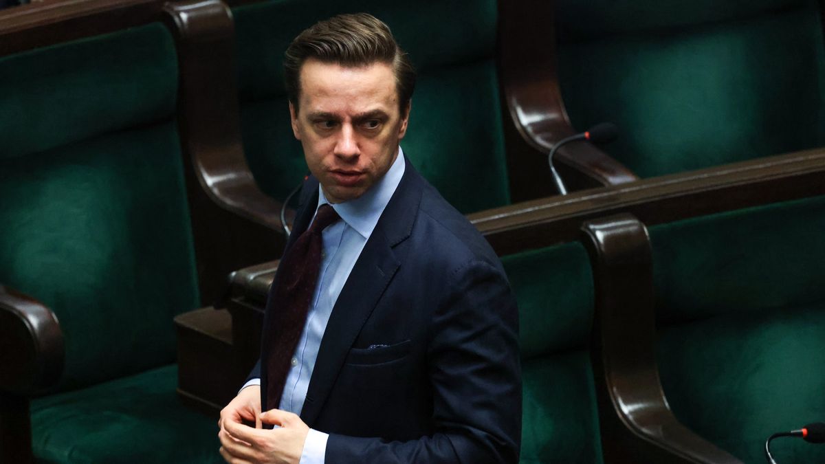 Warszawa, 04.04.2025. Wicemarszałek Sejmu Krzysztof Bosak na sali obrad Sejmu w Warszawie, 4 bm. Sejm uchwalił nowelę wydłużającą gminom termin przygotowania planów ogólnych. (ad) PAP/Albert Zawada