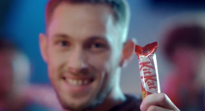 „Czas na przerwę, czas na KitKat” - nieobecny na Euro 2016 Maciej Rybus w reklamie KitKat (wideo)