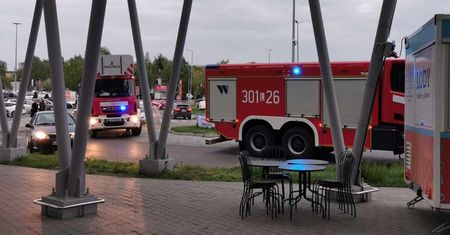 Ewakuacja galerii handlowej w Lublinie. W sklepie z telefonami wybuchła bateria i doszło do pożaru [ZDJĘCIA]