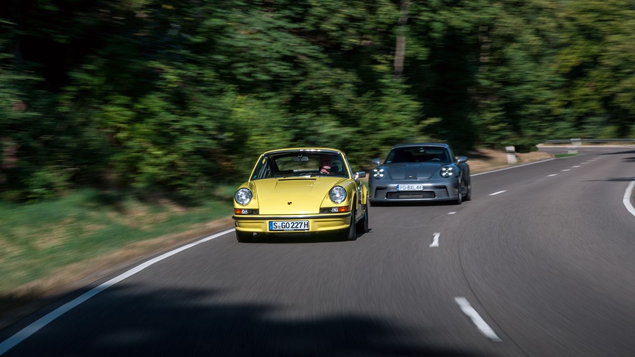 Porównanie: Porsche 911 Carrera RS 2.7 Touring vs 992 GT3 Touring - prawa fizyki