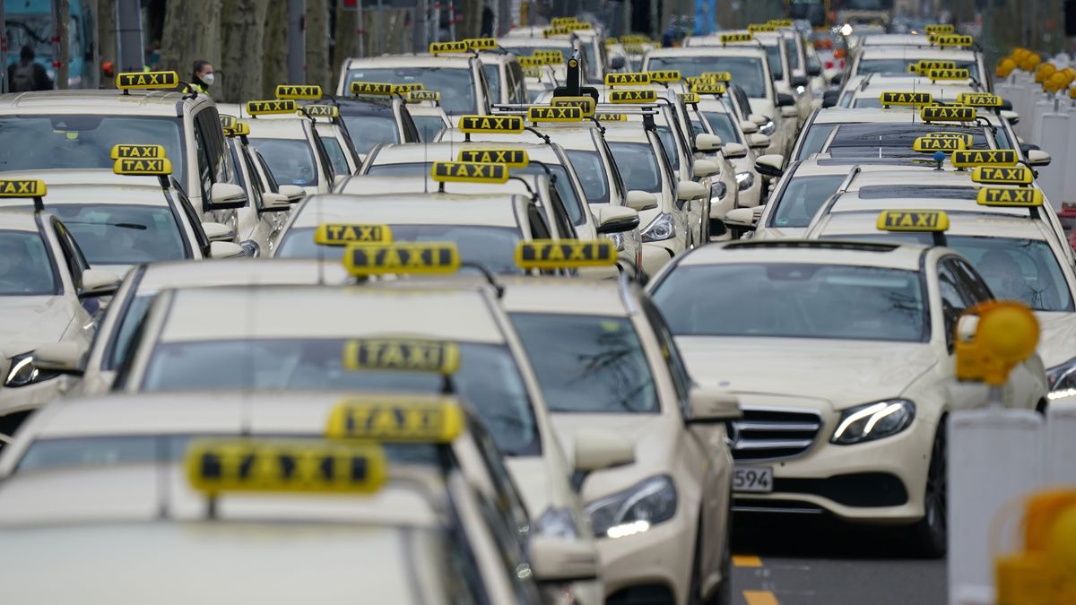 BERLIN, GERMANY - APRIL 08: Taxis paid for by the city wait in line to bring mostly elderly residents to the Arena events venue vaccination center to be inoculated against Covid-19 during the third wave of the coronavirus pandemic on April 08, 2021 in Berlin, Germany. German authorities are expecting a strong increase in the volume of inoculations in April as vaccine supplies stabilize. Germany began vaccinations in late December and authorities predict as many vaccine doses to arrive in April as in the three months before. So far about 13% of people in Germany have received a first dose. The Arena venue is one of six large-scale vaccination centers currently operating in Berlin. (Photo by Sean Gallup/Getty Images)