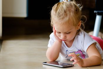 Polacy wychowują dzieci na smartfonach. Nawet przedszkolaki nadużywają