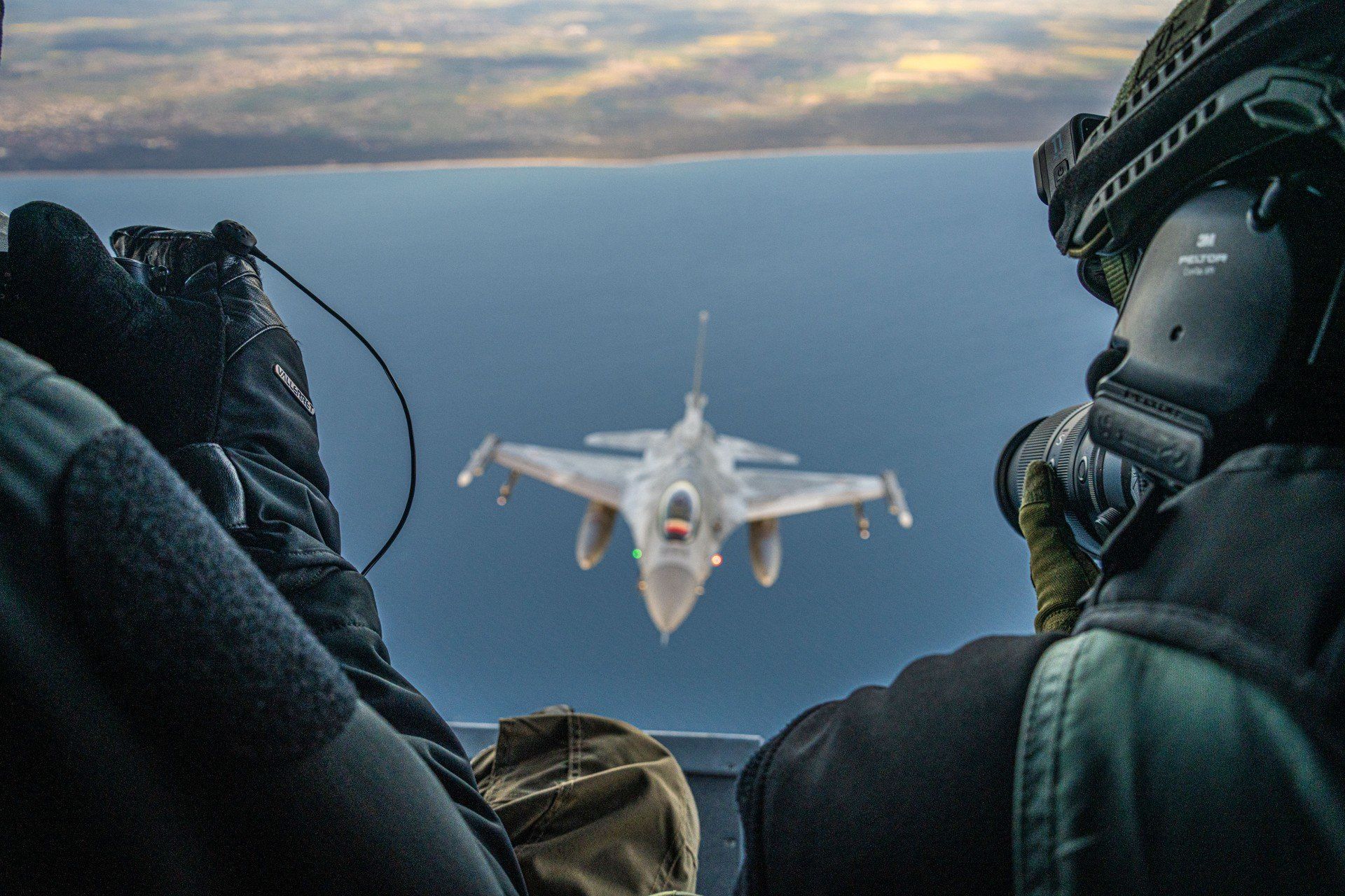 Polskie i sojusznicze samoloty wielozadaniowe F16 biorące udział w natowskiej misji Baltic Air Policing.