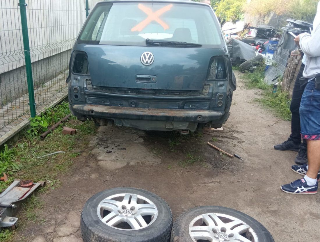 Ukradł porzucone auto lawetą i sprzedał je koledze. Teraz obaj mają problem