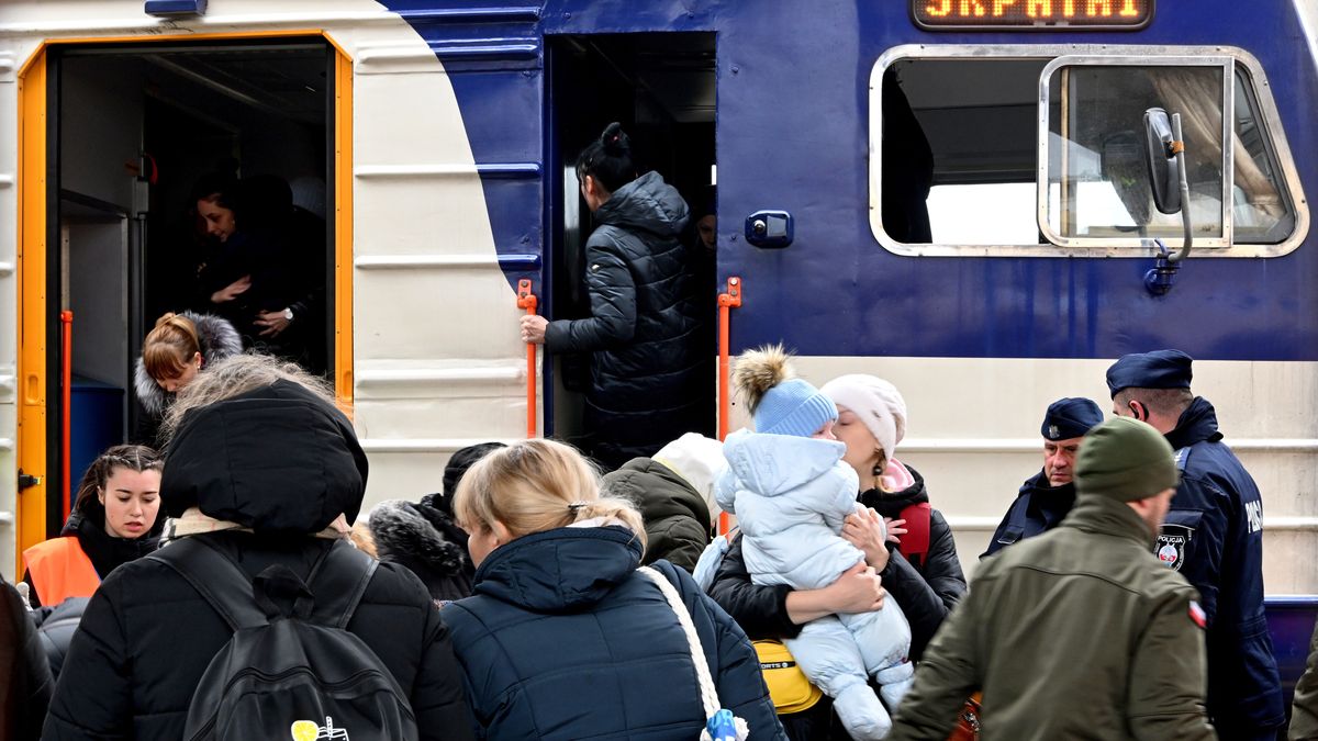 Przemyśl, 06.03.2022. Uchodźcy, którzy 6 bm. przyjechali pociągiem specjalnym ze Lwowa na Dworzec Główny PKP w Przemyślu. Trwa inwazja Rosji w Ukrainę. (dd/kf) PAP/Darek Delmanowicz