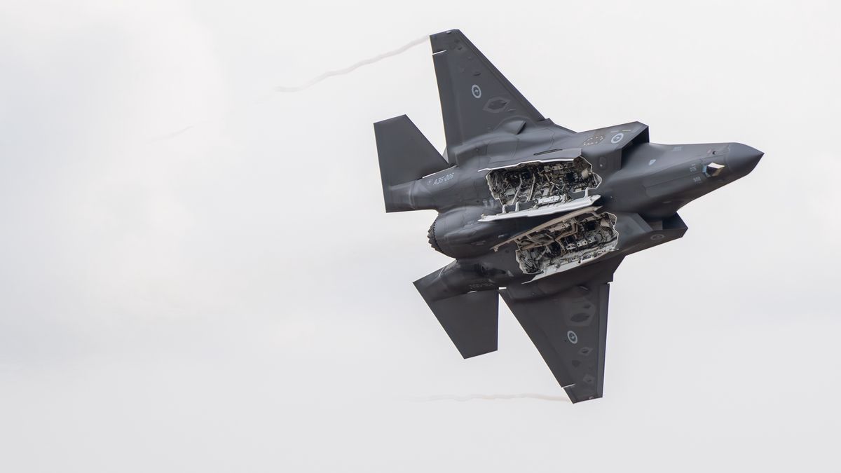 AVALON, VICTORIA, AUSTRALIA - 2025/03/28: RAAF F-35A Lightning II seen performing a solo display with the weapons-bay doors open during the Avalon Airshow 2025. Avalon Australian International Airshow Public Day 1 Aerial Display. (Photo by Olivier Rachon/SOPA Images/LightRocket via Getty Images)