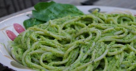 Ugotowany makaron szpinakowy (spaghetti)