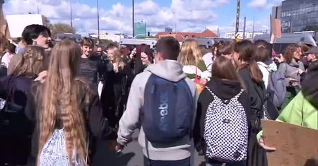 Młodzieżowy Strajk Klimatyczny w Warszawie. Protestowało ok. 1000 osób