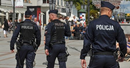 "Przychodzę z pracy rano, a dzieci wychodzą do szkoły. I tak się mijamy latami". Policjant wyjaśnia powody protestu