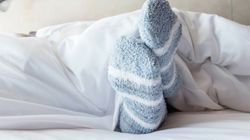 Czy spanie w skarpetkach jest zdrowe? (WIDEO)