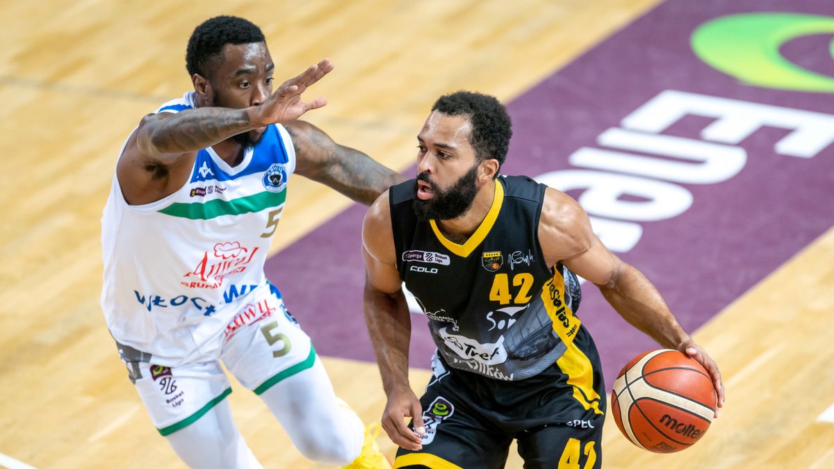 PAP / Tytus Żmijewski / Na zdjęciu: zawodnik Anwilu Włocławek Tony Wroten (z lewej) i Cameron Ayers (z prawej) z Trefla Sopot