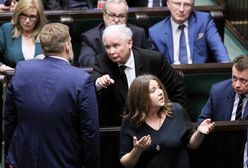 Joanna Lichocka i wulgarny gest do opozycji. Adrian Zandberg upomina prezesa PiS, Jarosław Kaczyński mówi o... Pucku